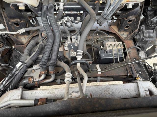 エルフトラック 　フジマイティー　５．１立米　連続巻き込み式パッカー車　６ＭＴ　３．５５ｔ　後輪ダブル　バックカメラ　アイドリングストップ　電動格納ミラー　エアコン　パワーウィンドウ　車検１年付き　ＮＯｘ・ＰＭ適合車（31枚目）