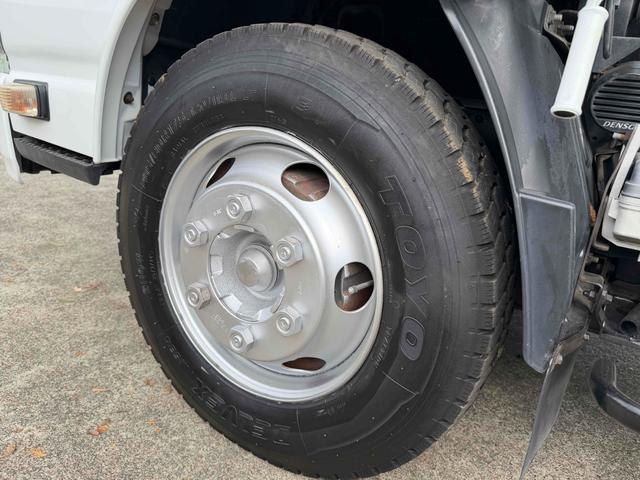 エルフトラック 　フジマイティー　５．１立米　連続巻き込み式パッカー車　６ＭＴ　３．５５ｔ　後輪ダブル　バックカメラ　アイドリングストップ　電動格納ミラー　エアコン　パワーウィンドウ　車検１年付き　ＮＯｘ・ＰＭ適合車（42枚目）