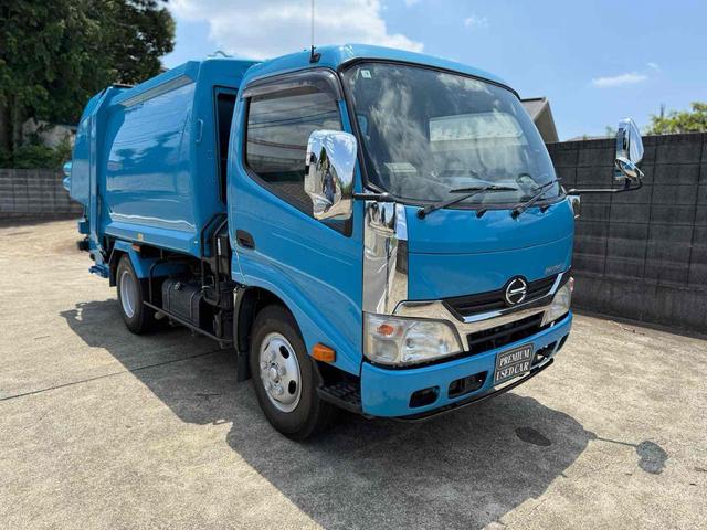デュトロ 　極東プレス式パッカー車　４．３立米　５ＭＴ　２ｔ　後輪ダブル　電動格納ミラー　ＥＳＣ　１年車検付き　ＮＯｘ・ＰＭ適合車（2枚目）