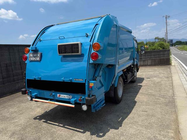 デュトロ 　極東プレス式パッカー車　４．３立米　５ＭＴ　２ｔ　後輪ダブル　電動格納ミラー　ＥＳＣ　１年車検付き　ＮＯｘ・ＰＭ適合車（4枚目）