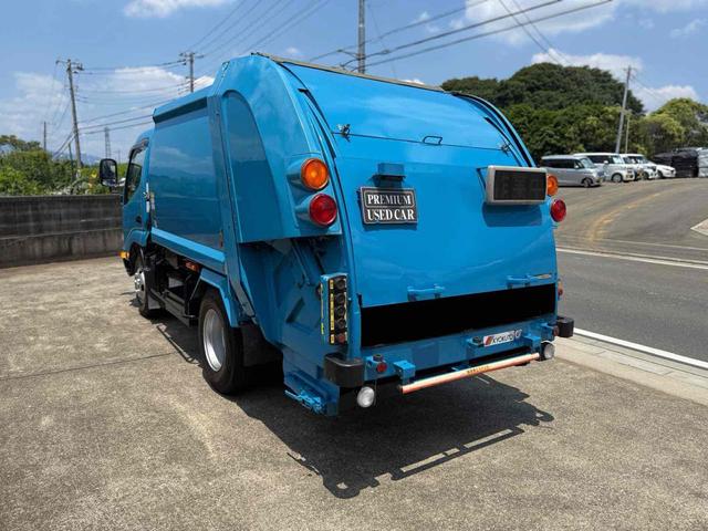 デュトロ 　極東プレス式パッカー車　４．３立米　５ＭＴ　２ｔ　後輪ダブル　電動格納ミラー　ＥＳＣ　１年車検付き　ＮＯｘ・ＰＭ適合車（5枚目）
