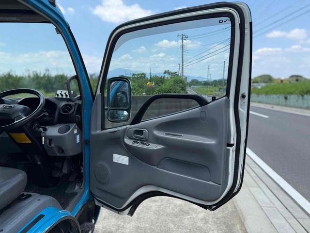 デュトロ 　極東プレス式パッカー車　４．３立米　５ＭＴ　２ｔ　後輪ダブル　電動格納ミラー　ＥＳＣ　１年車検付き　ＮＯｘ・ＰＭ適合車（8枚目）