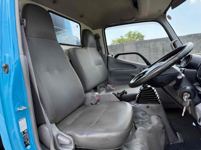 デュトロ 　極東プレス式パッカー車　４．３立米　５ＭＴ　２ｔ　後輪ダブル　電動格納ミラー　ＥＳＣ　１年車検付き　ＮＯｘ・ＰＭ適合車（10枚目）