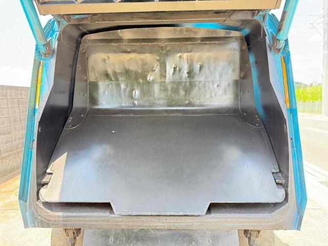 デュトロ 　極東プレス式パッカー車　４．３立米　５ＭＴ　２ｔ　後輪ダブル　電動格納ミラー　ＥＳＣ　１年車検付き　ＮＯｘ・ＰＭ適合車（23枚目）