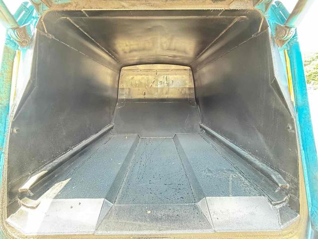 デュトロ 　極東プレス式パッカー車　４．３立米　５ＭＴ　２ｔ　後輪ダブル　電動格納ミラー　ＥＳＣ　１年車検付き　ＮＯｘ・ＰＭ適合車（24枚目）