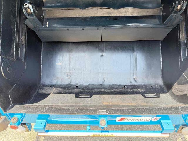 デュトロ 　極東プレス式パッカー車　４．３立米　５ＭＴ　２ｔ　後輪ダブル　電動格納ミラー　ＥＳＣ　１年車検付き　ＮＯｘ・ＰＭ適合車（25枚目）