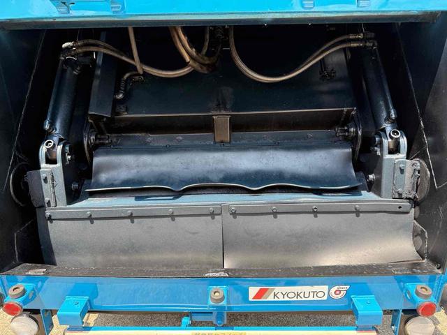 デュトロ 　極東プレス式パッカー車　４．３立米　５ＭＴ　２ｔ　後輪ダブル　電動格納ミラー　ＥＳＣ　１年車検付き　ＮＯｘ・ＰＭ適合車（26枚目）