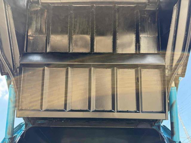 デュトロ 　極東プレス式パッカー車　４．３立米　５ＭＴ　２ｔ　後輪ダブル　電動格納ミラー　ＥＳＣ　１年車検付き　ＮＯｘ・ＰＭ適合車（28枚目）