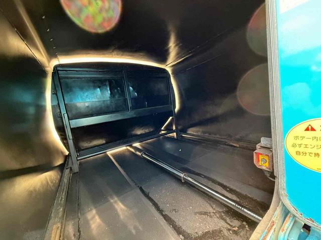 デュトロ 　極東プレス式パッカー車　４．３立米　５ＭＴ　２ｔ　後輪ダブル　電動格納ミラー　ＥＳＣ　１年車検付き　ＮＯｘ・ＰＭ適合車（30枚目）