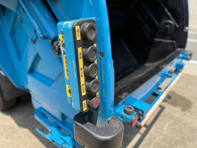 デュトロ 　極東プレス式パッカー車　４．３立米　５ＭＴ　２ｔ　後輪ダブル　電動格納ミラー　ＥＳＣ　１年車検付き　ＮＯｘ・ＰＭ適合車（31枚目）