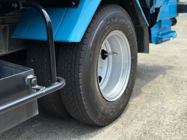 デュトロ 　極東プレス式パッカー車　４．３立米　５ＭＴ　２ｔ　後輪ダブル　電動格納ミラー　ＥＳＣ　１年車検付き　ＮＯｘ・ＰＭ適合車（43枚目）