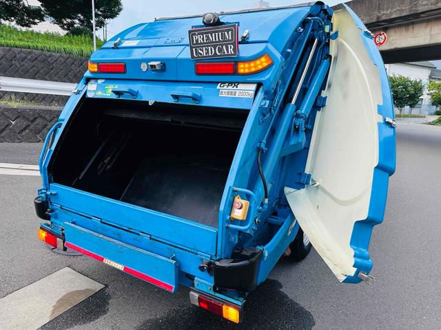 キャンター 　新明和プレス式パッカー車　４．３立米　５ＭＴ　２ｔ　後輪ダブル　キーレスエントリー　ＡＢＳ　ＥＳＣ　バックカメラ　１年車検付き　ＮＯｘ・ＰＭ適合車（5枚目）