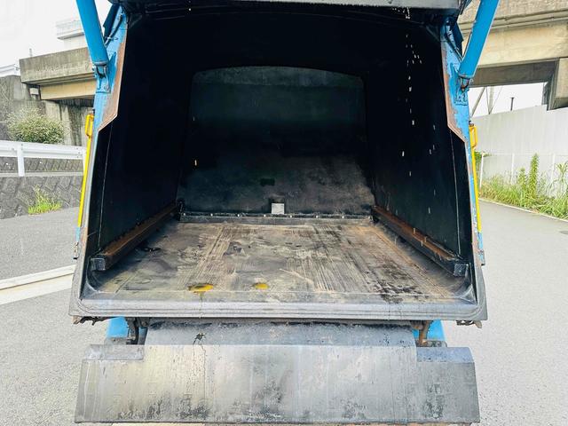 キャンター 　新明和プレス式パッカー車　４．３立米　５ＭＴ　２ｔ　後輪ダブル　キーレスエントリー　ＡＢＳ　ＥＳＣ　バックカメラ　１年車検付き　ＮＯｘ・ＰＭ適合車（25枚目）