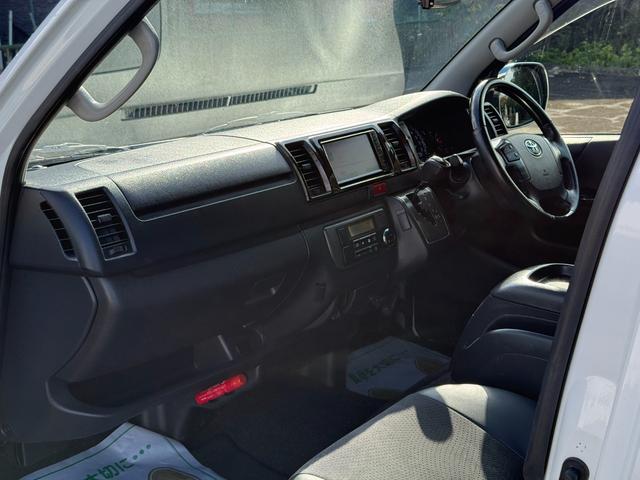 ハイエースバン スーパーＧＬ　ダークプライム　ＥＴＣ　ナビ　両側スライドドア　スマートキー　電動格納ミラー　ＡＴ　エアコン　パワーウィンドウ　運転席エアバッグ（17枚目）
