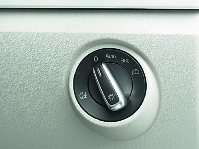 アップ!ウィズ ビーツ 200台限定車 後期型 1オーナー 禁煙 5速MTモード ETC beatsサウンドシステム USB&Bluetooth接続 レザーステアリング 純正AW オートライト 衝突軽減ブレーキ 盗難防止装置(8枚目)