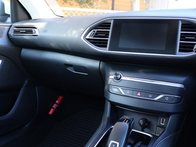 Ｐｅｕｇｅｏｔミラースクリーン［ＡｐｐｌｅＣａｒＰｌａｙ＆ＡｎｄｒｏｉｄＡｕｔｏ／ＵＳＢ＆Ｂｌｕｅｔｏｏｔｈ接続対応］や音声タイプＥＴＣ車載器、ワイドバックアイカメラなどオプション装備を含め多数装備♪