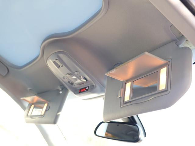 自動防眩式ルームミラーや運転席＆助手席バニティーミラー［照明付］、ルームランプ［フロント／リア／ラゲッジ］、エンジンプッシュスタートシステム、スマートキー［２本］など快適装備も充実しております！！