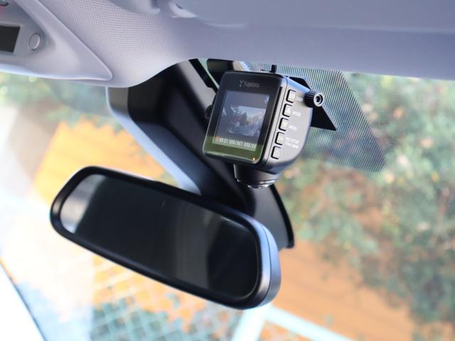 ドライブレコーダー［３６０°撮影タイプ］やトリップコンピューター［平均＆瞬間燃費／推定航続可能距離表示他］、左右独立温度調整式オートエアコン、６スピーカー、タイヤ空気圧警告システムなども装備！！