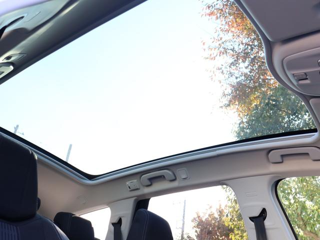 フロントウィンドから連なるように後席頭上までルーフの幅一杯、ガラスエリアが広がるメーカーオプション『パノラミックガラスルーフ［電動メッシュシェード付］』装備！！