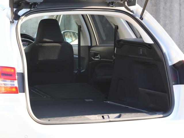 分割可倒式リヤシートの採用によりフラットで広大なラゲッジスペースの確保を実現！！タイヤ［ピレリ／２０２４年製造］のコンディションも良好です♪