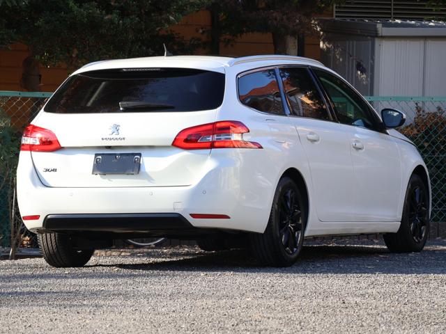 メーカーオプションボディーカラー『パールホワイト』♪純正アルミホイールやルーフレール、プライバシーガラス、フロント＆バックソナー、雨滴感知式フロントオート＆リバース連動間欠リヤワイパーなども装備！！