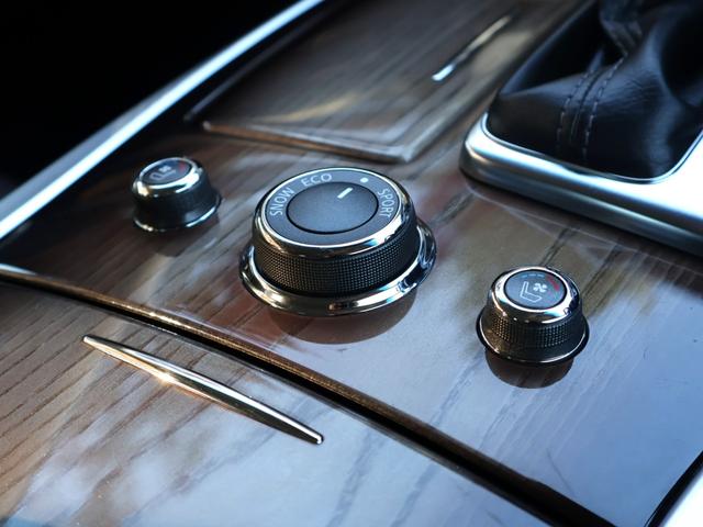 幅広い走行環境に適した『スタンダード』／高揚感のある走りを実現する『スポーツ』／燃費向上を特性とした『エコ』／滑りやすい路面環境に適した『スノー』からモード選択が可能な『ドライブセレクター』を装備！！