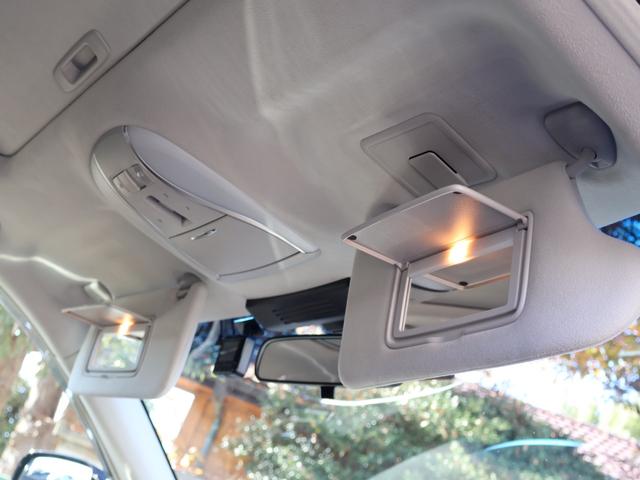 フロントトップシェード付きＵＶカット断熱ガラスや防眩式ルームミラー、前席＆後席バニティーミラー［照明付］、ルームランプ［前席／後席／ラゲッジ］、キー連動室内照明システムなど快適装備も充実しております♪