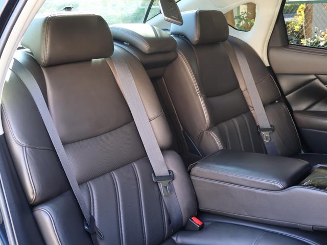 後席パワーリクライニングシート［ヒーター内蔵］やリヤセンターアームレスト内蔵コントロールスイッチ［オーディオ／エアコン／シート操作他］などその他、多数装備！！