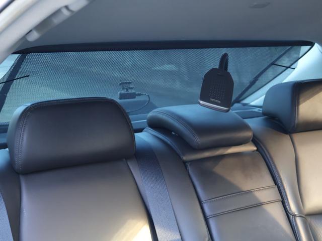 リヤ電動サンシェードやリヤドアサンシェード、後席読書灯、全ドアカーテシランプ、スエード調ルーフ、スエード調ルーフ、アルミキッキングプレート［全席］などその他、充実の装備内容となっております！！