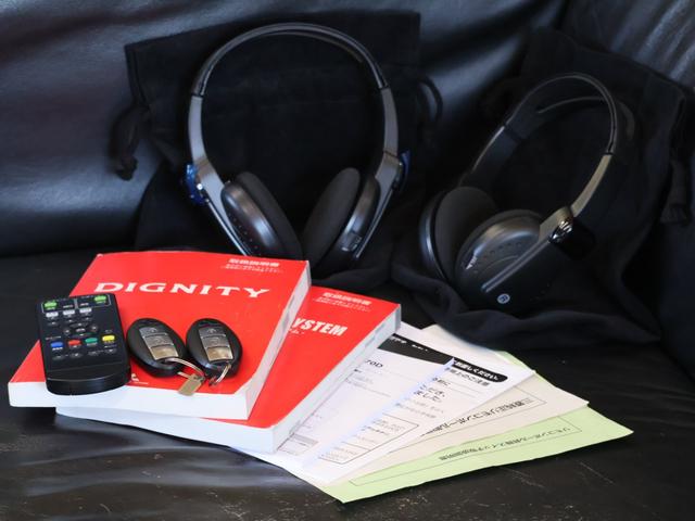 各種取扱説明書・インテリジェントキー［２本］・ヘッドレスト一体型ディスプレイ用リモコン・ワイヤレスヘッドフォン［２個］なども付属致します！！