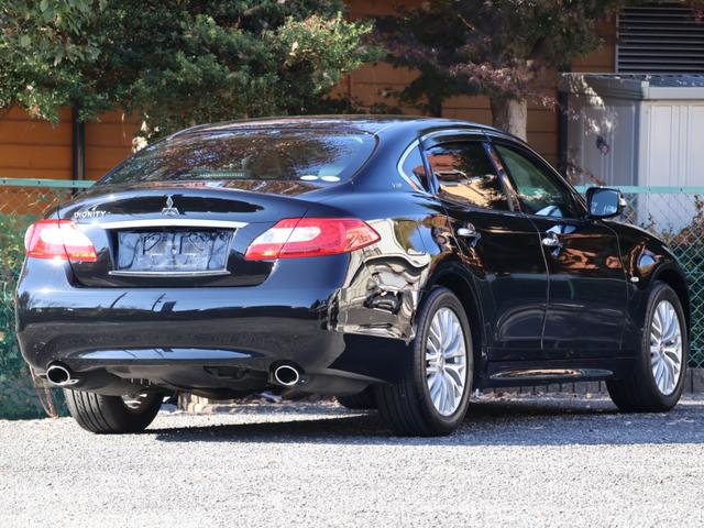 純正１８インチアルミホイールやコンフォートサスペンション、ダブルピストンショックアブソーバー、アルミ製エンジンフード、ドアエッジモール、デュアルエキゾーストテールパイプフィニッシャーなども装備！！