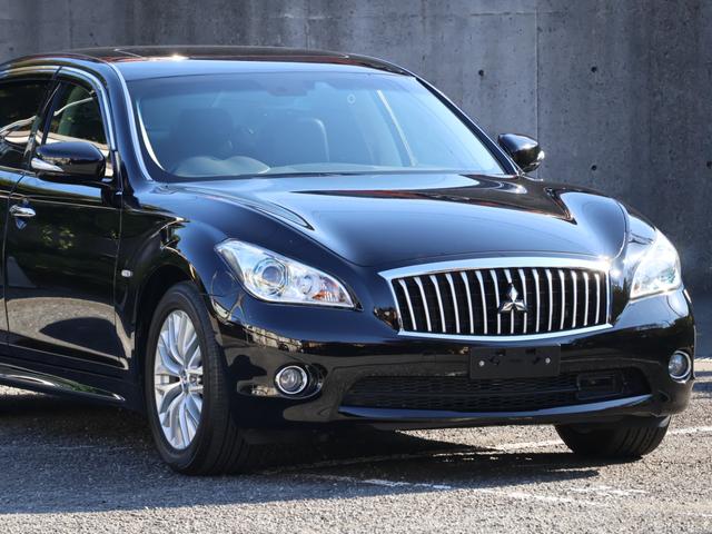 人気のボディーカラー『スーパーブラック』♪プライバシーガラスやオートクロージャー［リヤドア／トランク］、雨の日に快適なドアバイザー＆雨滴感知式オートワイパーなどその他、多数装備！！