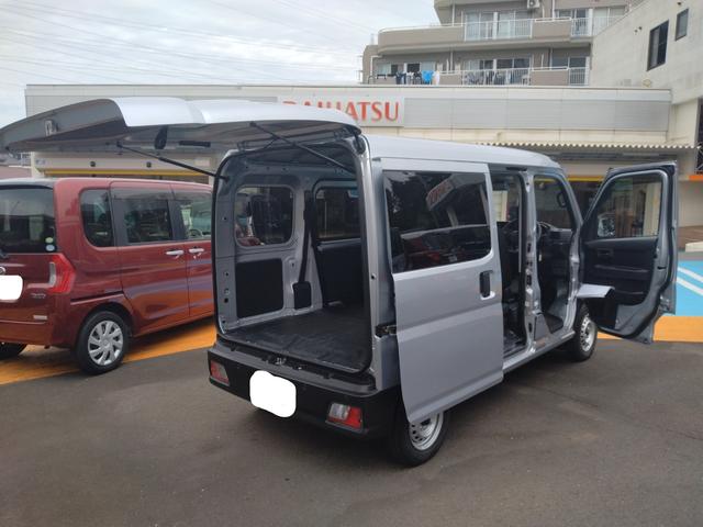 ハイゼットカーゴ ＤＸ　サポカーＳワイド適合　オーディオ　エアコン　アクセサリーソケット　コーナーセンサー　アイドリングストップ　光軸調整ダイヤル　横滑り防止機能　誤発進抑制機能　パワーウインドウ　キーレス（9枚目）