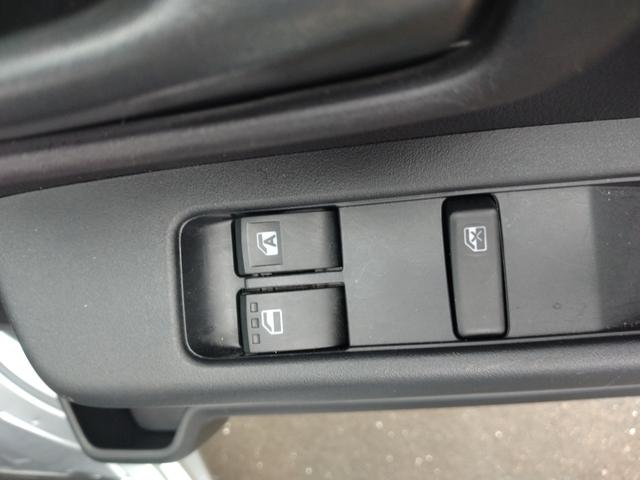 ハイゼットカーゴ ＤＸ　サポカーＳワイド適合　オーディオ　エアコン　アクセサリーソケット　コーナーセンサー　アイドリングストップ　光軸調整ダイヤル　横滑り防止機能　誤発進抑制機能　パワーウインドウ　キーレス（17枚目）