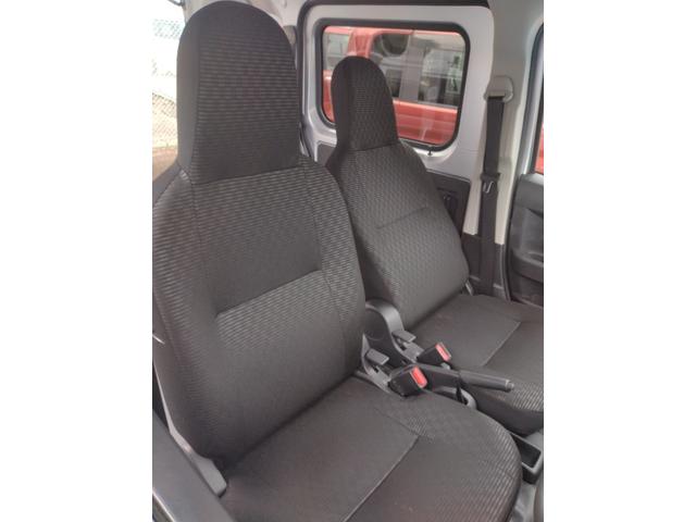 ハイゼットカーゴ ＤＸ　サポカーＳワイド適合　オーディオ　エアコン　アクセサリーソケット　コーナーセンサー　アイドリングストップ　光軸調整ダイヤル　横滑り防止機能　誤発進抑制機能　パワーウインドウ　キーレス（18枚目）