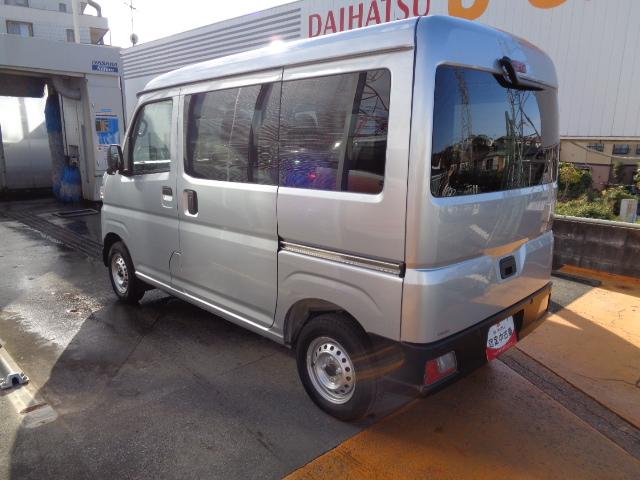 ハイゼットカーゴ ＤＸ　サポカーＳワイド適合　ラジオ　エアコン　アクセサリーソケット　コーナーセンサー　アイドリングストップ　光軸調整ダイヤル　横滑り防止機能　誤発進抑制機能　パワーウインドウ　キーレス（6枚目）