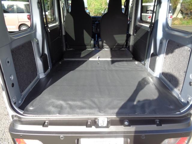 ハイゼットカーゴ ＤＸ　サポカーＳワイド適合　ラジオ　エアコン　アクセサリーソケット　コーナーセンサー　アイドリングストップ　光軸調整ダイヤル　横滑り防止機能　誤発進抑制機能　パワーウインドウ　キーレス（11枚目）