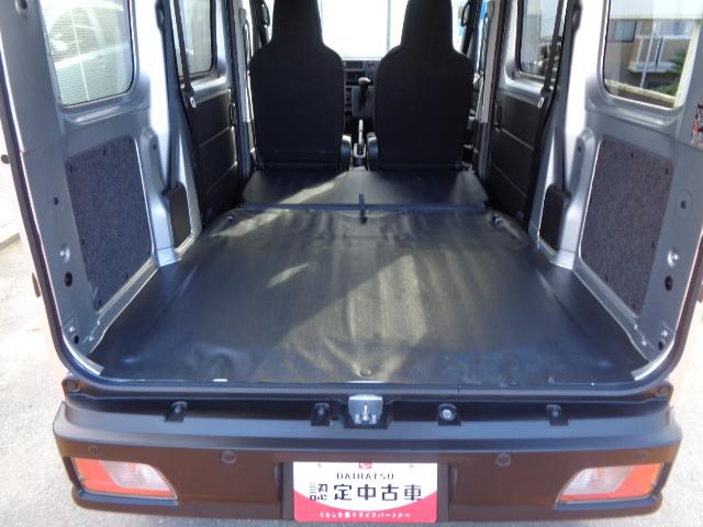 ハイゼットカーゴ ＤＸ　サポカーＳワイド適合　ラジオ　エアコン　アクセサリーソケット　コーナーセンサー　アイドリングストップ　光軸調整ダイヤル　横滑り防止機能　誤発進抑制機能　パワーウインドウ　キーレス（11枚目）