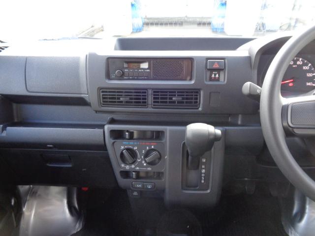 ハイゼットカーゴ ＤＸ　サポカーＳワイド適合　ラジオ　エアコン　アクセサリーソケット　コーナーセンサー　アイドリングストップ　光軸調整ダイヤル　横滑り防止機能　誤発進抑制機能　パワーウインドウ　キーレス（13枚目）