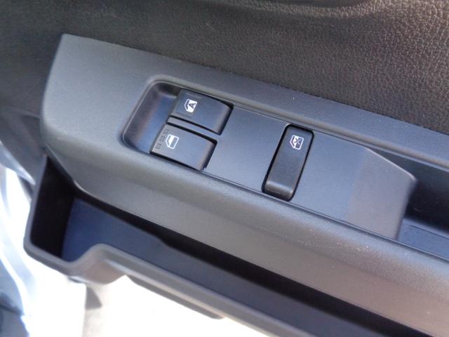 ハイゼットカーゴ ＤＸ　サポカーＳワイド適合　ラジオ　エアコン　アクセサリーソケット　コーナーセンサー　アイドリングストップ　光軸調整ダイヤル　横滑り防止機能　誤発進抑制機能　パワーウインドウ　キーレス（17枚目）