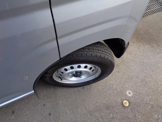 ハイゼットカーゴ ＤＸ　サポカーＳワイド適合　ラジオ　エアコン　アクセサリーソケット　コーナーセンサー　アイドリングストップ　光軸調整ダイヤル　横滑り防止機能　誤発進抑制機能　パワーウインドウ　キーレス（22枚目）