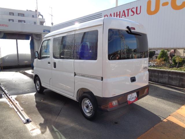 ハイゼットカーゴ ＤＸ　サポカーＳワイド適合　ラジオ　エアコン　アクセサリーソケット　コーナーセンサー　アイドリングストップ　光軸調整ダイヤル　横滑り防止機能　誤発進抑制機能　パワーウインドウ　キーレス（6枚目）