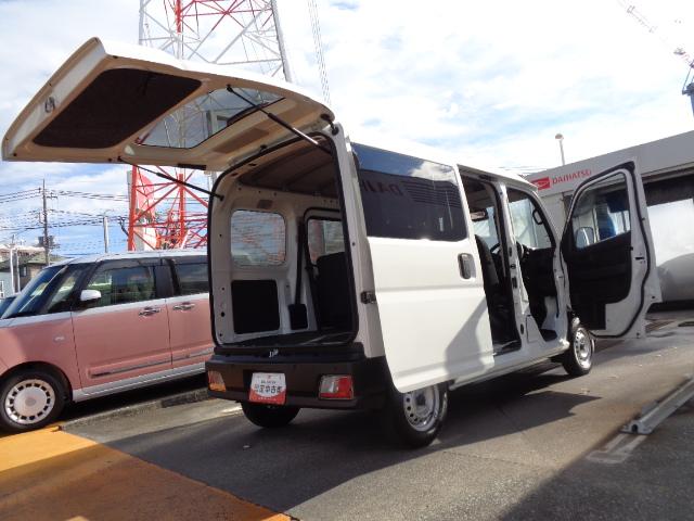 ハイゼットカーゴ ＤＸ　サポカーＳワイド適合　ラジオ　エアコン　アクセサリーソケット　コーナーセンサー　アイドリングストップ　光軸調整ダイヤル　横滑り防止機能　誤発進抑制機能　パワーウインドウ　キーレス（9枚目）