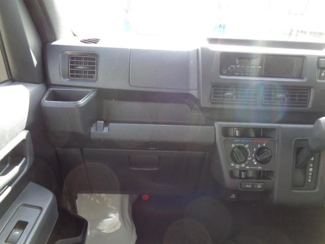 ハイゼットカーゴ ＤＸ　サポカーＳワイド適合　ラジオ　エアコン　アクセサリーソケット　コーナーセンサー　アイドリングストップ　光軸調整ダイヤル　横滑り防止機能　誤発進抑制機能　パワーウインドウ　キーレス（12枚目）
