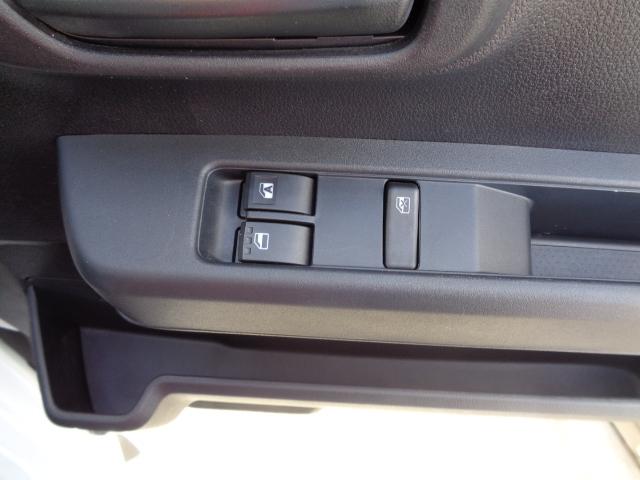 ハイゼットカーゴ ＤＸ　サポカーＳワイド適合　ラジオ　エアコン　アクセサリーソケット　コーナーセンサー　アイドリングストップ　光軸調整ダイヤル　横滑り防止機能　誤発進抑制機能　パワーウインドウ　キーレス（17枚目）