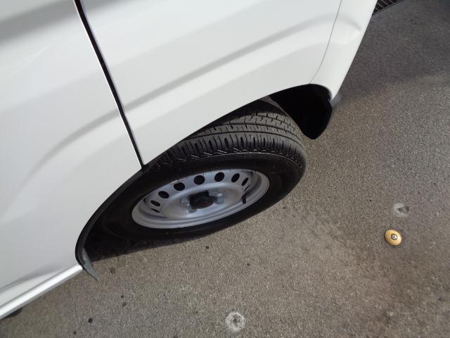 ハイゼットカーゴ ＤＸ　サポカーＳワイド適合　ラジオ　エアコン　アクセサリーソケット　コーナーセンサー　アイドリングストップ　光軸調整ダイヤル　横滑り防止機能　誤発進抑制機能　パワーウインドウ　キーレス（23枚目）