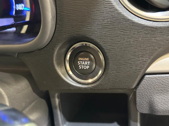 スマートキーです。プッシュボタンでエンジンをかけるタイプです。