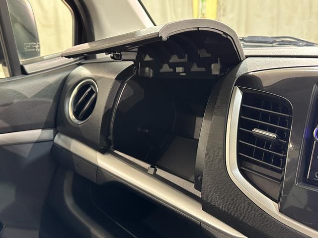 助手席グローボックス上の収納スペースです。