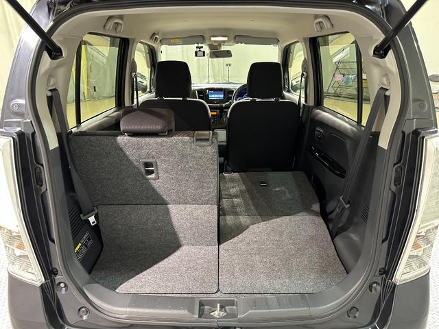 後部座席は分割可倒式です。