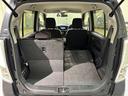 後部座席は分割可倒式です。